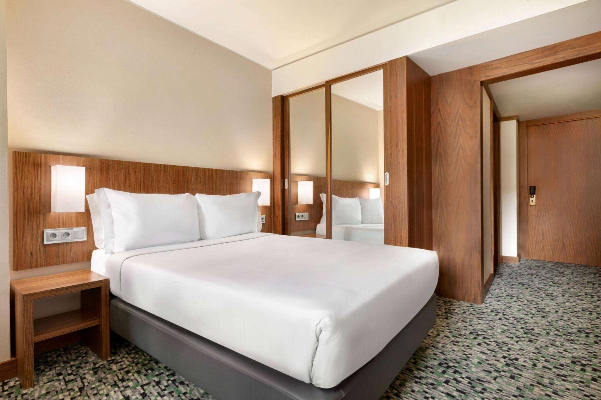 Quarto Acessível a Pessoas com Mobilidade Condicionada com 1 Cama Queen-size e Vista Cidade - Não Fumador